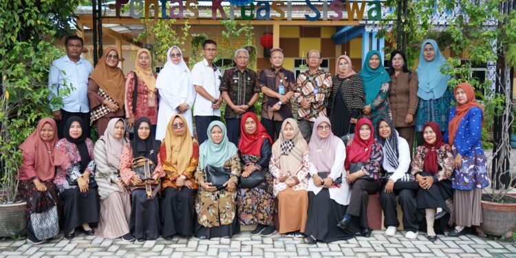 Bupati Asahan Tinjau Papan Tulis Interaktif di SMPN 1 Kisaran