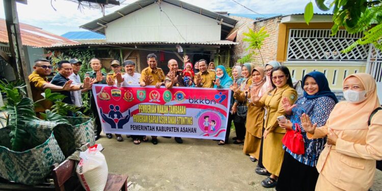 Kajari dan Kadis P2KBP3A Asahan Beri Makanan Tambahan Untuk Anak Stunting