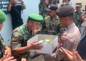 Dalam Rangka HUT ke- 78 TNI, Kapolsek Dabo Singkep Berikan Kue Ultah ke Danramil