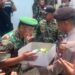 Dalam Rangka HUT ke- 78 TNI, Kapolsek Dabo Singkep Berikan Kue Ultah ke Danramil