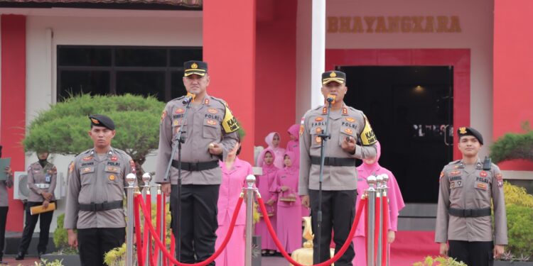 Upacara Farawell dan Tradisi Pedang Pora Iringi Penyambutan dan Pelepasan Kapolres Lingga