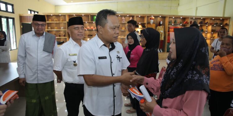 Ir. Oktoni Eriyanto Serahkan Buku Tabungan Dana Pinjaman Bergulir