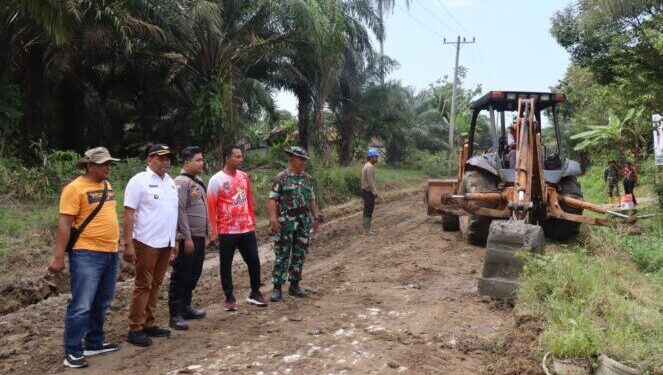 Camat dan Warga Desa Rahuning I Kompak Perbaiki Jalan yang Rusak
