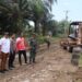 Camat dan Warga Desa Rahuning I Kompak Perbaiki Jalan yang Rusak