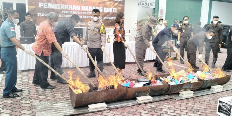 Kejari Karimun Musnahkan Sejumlah BB Tindak Pidana