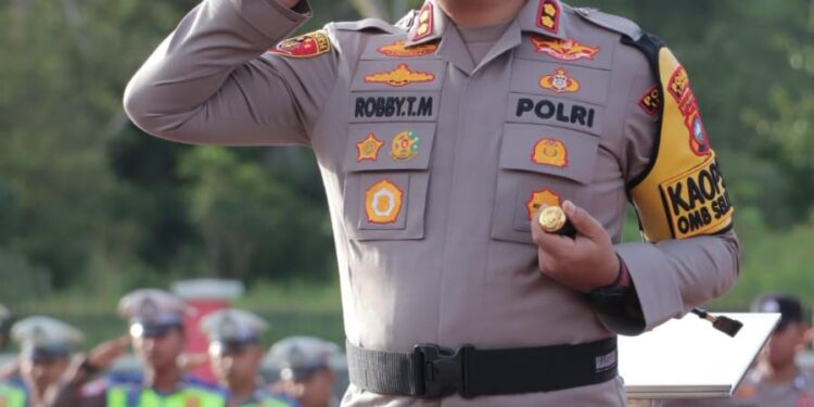 Kapolres Lingga Beri Penghargaan Anggota Berprestasi di Hari Kesadaran Nasional
