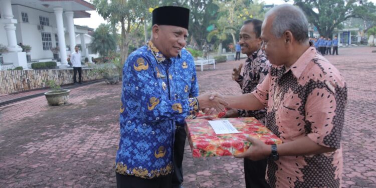 Bupati Asahan Beri Penali Kepada ASN Pensiun pada Peringatan HKN