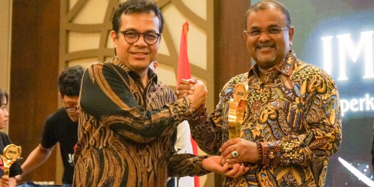 Bupati Karimun Terima JMSI Award 2024