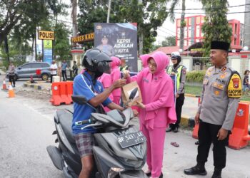 Polres Karimun Bersama Bhayangkari Bagikan 100 Paket Takjil