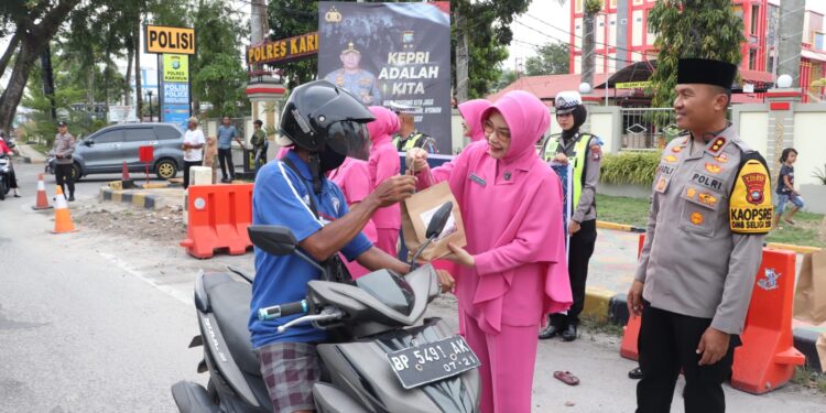 Polres Karimun Bersama Bhayangkari Bagikan 100 Paket Takjil