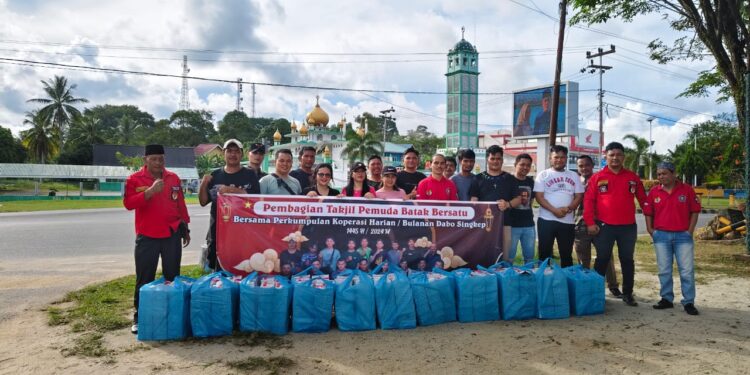 PBB DPC Lingga dan Karyawan Koprasi Bagikan 500 Kotak Takjil