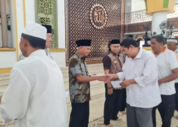 BKM Agung H. Achmad Bakrie Kisaran dan Bupati Asahan Beri Bantuan Kepada Anak Yatim dan Abang Becak