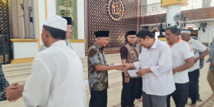 BKM Agung H. Achmad Bakrie Kisaran dan Bupati Asahan Beri Bantuan Kepada Anak Yatim dan Abang Becak