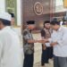 BKM Agung H. Achmad Bakrie Kisaran dan Bupati Asahan Beri Bantuan Kepada Anak Yatim dan Abang Becak