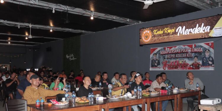 Bukti Kedekatan Polri dengan Masyarakat, Polres Lingga Gelar Nobar Pertandingan Sepak Bola