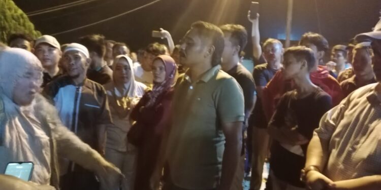 Pejudi Online Ditangkap, Ratusan Warga Gunung Berkat Demo Polsek Bandar Pulau