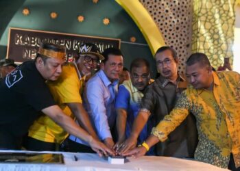 Gubernur Kepri dan Bupati Karimun Resmikan Tugu Pentakbiran dan Revitalisasi Pasar Malam