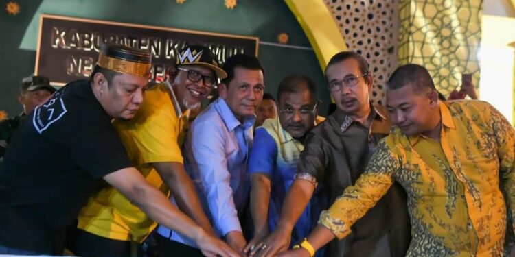 Gubernur Kepri dan Bupati Karimun Resmikan Tugu Pentakbiran dan Revitalisasi Pasar Malam