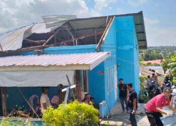 Angin Puting Beliung Hantam Puluhan Rumah Warga di Karimun, Satu Orang Dilarikan ke Rumah Sakit