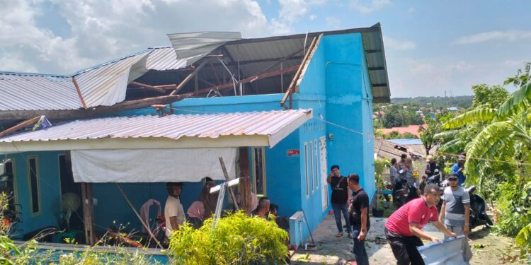 Angin Puting Beliung Hantam Puluhan Rumah Warga di Karimun, Satu Orang Dilarikan ke Rumah Sakit