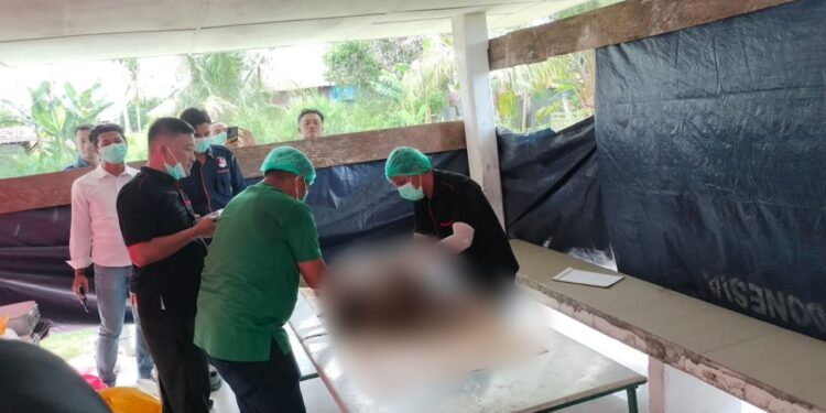 Sat Reskrim Polres Aceh Singkil dan Tim Dokter Forensik dari RSUD Bongkar Makam Korban Pembunuhan Anak di Bawah Umur