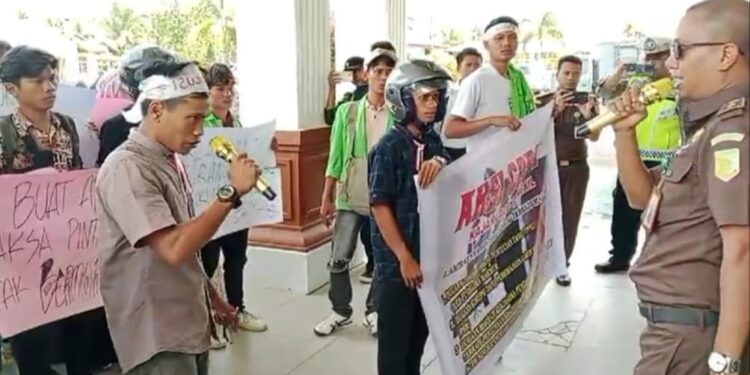 Puluhan Mahasiswa Datangi Kantor Kejari Aceh Singkil, Ini Tiga Tuntutannya