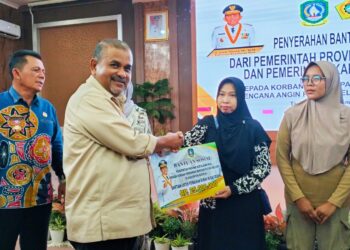 Pemprov Kepri dan Pemkab Karimun Serahkan Bantuan Dana Untuk Korban Kebakaran dan Angin Puting Beliung