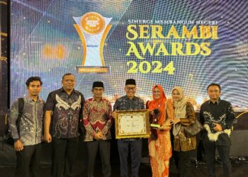 Pj Bupati Aceh Singkil Terima Penghargaan Serambi Awards 2024 Dalam Kategori Inovator Satu Data