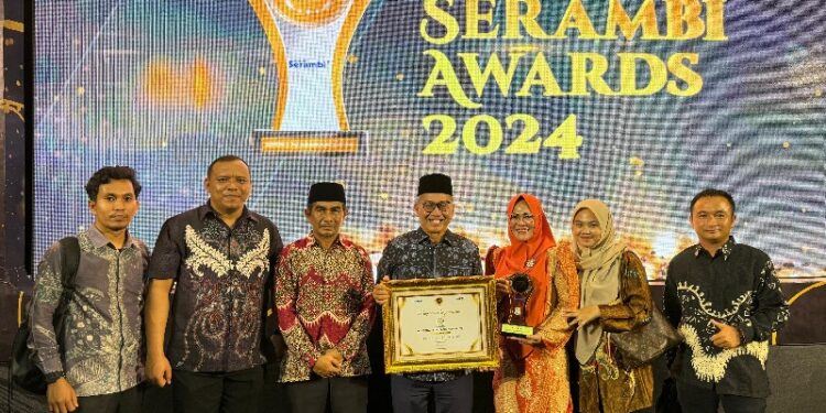 Pj Bupati Aceh Singkil Terima Penghargaan Serambi Awards 2024 Dalam Kategori Inovator Satu Data