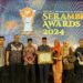 Pj Bupati Aceh Singkil Terima Penghargaan Serambi Awards 2024 Dalam Kategori Inovator Satu Data