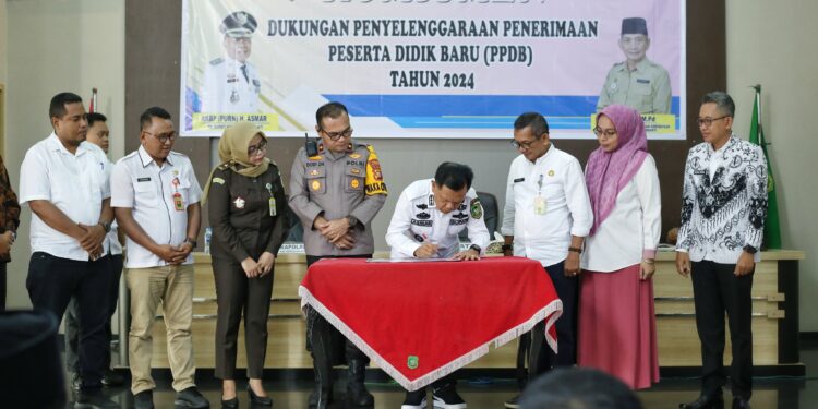 Plt Bupati Asmar Teken Komitmen PPDB Non Diskriminatif, Akuntabel dan Objektif