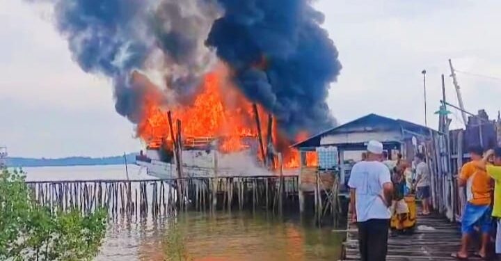 KLM Sukses Perkasa Ludes Terbakar, Diduga Korsleting Listrik