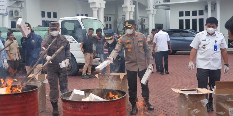 Kejari Karimun Musnahkan BB Tindak Pidana Umum dan Khusus