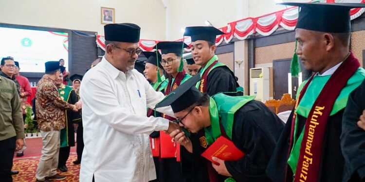 Bupati Karimun Hadiri Wisuda STIT Mumtaz Angkatan V