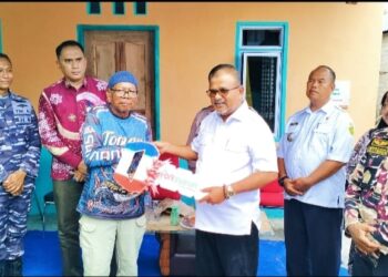 Diserahkan Bupati Rafiq, Tukang Becak di Karimun Terima CSR Dari BRK Syariah
