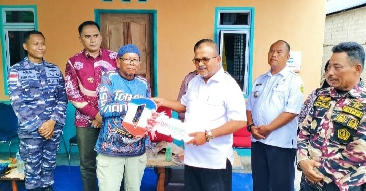 Diserahkan Bupati Rafiq, Tukang Becak di Karimun Terima CSR Dari BRK Syariah