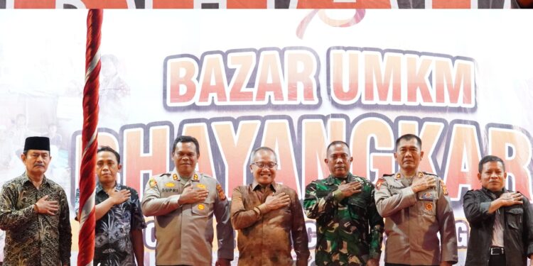 HUT Bhayangkara ke- 78, PJ. Bupati Aceh Singkil Buka Bazar UMKM