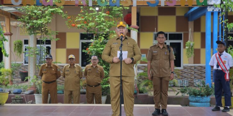 Asisten Administrasi Umun Pimpin Upacara MPLS
