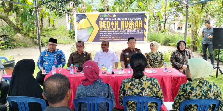 Kejari Karimun Bersama Dinas Perkim Bedah Tiga Unit Rumah Warga di Desa Pongkar