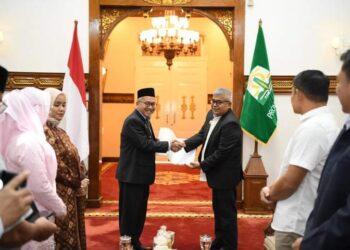 Pj Gubernur Aceh Serahkan SK Perpanjangan Masa Jabatan Pj Bupati Aceh Singkil