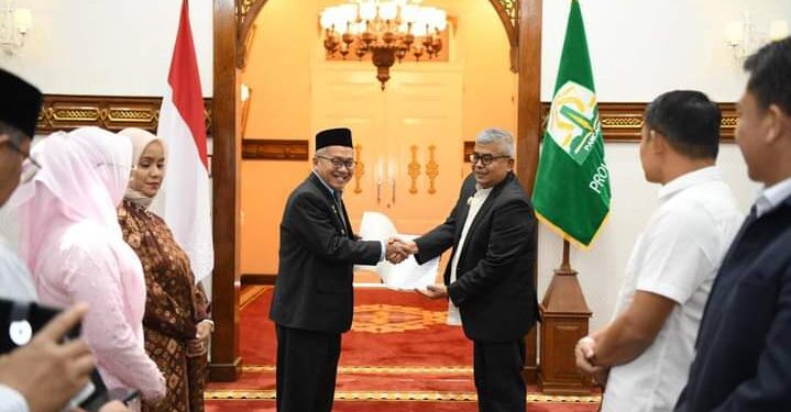Pj Gubernur Aceh Serahkan SK Perpanjangan Masa Jabatan Pj Bupati Aceh Singkil