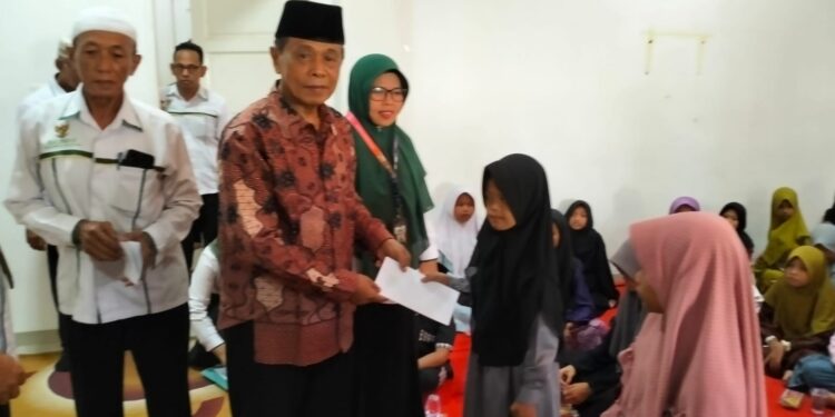 Momen Lebaran Anak Yatim, Baznas Karimun Salurkan Santunan