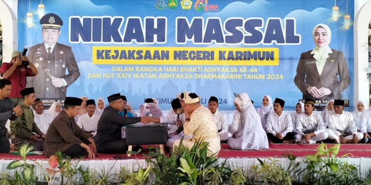 Hari Bakti Adhyaksa ke- 64, 17 Pasang Pengantin Menikah di Kejari Karimun