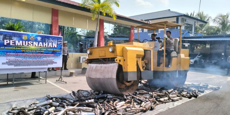 Satlantas Polres Karimun Musnahkan 221 Knalpot Brong dan 31 TNKB Palsu