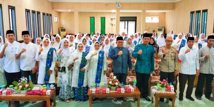 Dihadiri Sekda, Raja Azmah Aunur Rafiq Lantik Pengurus Cabang BKMT Kecamatan Meral