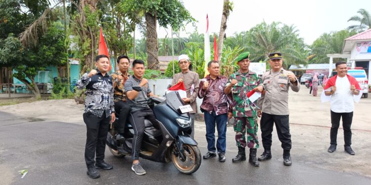 Camat Pulau Rakyat Bagikan Bendera Merah Putih Kepada Warga