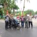 Camat Pulau Rakyat Bagikan Bendera Merah Putih Kepada Warga