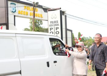 Sambut HUT RI ke- 79, Personel Polres Aceh Singkil Pasang Bendera di Kendaraan Warga