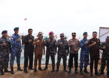Kapolres Bintan Ikut Pengibaran Bendera Merah Putih di Perairan Perbatasan