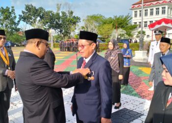 Bupati Karimun Serahkan Satya Lencana Karya Satya, Berikut Nama Penerimanya